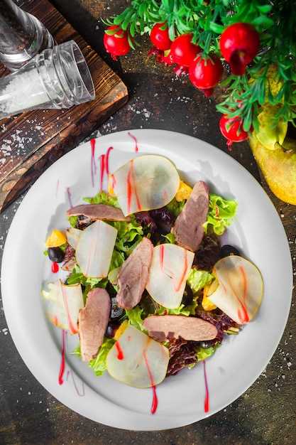 Кулинарная фантазия: Салат с брусникой и свининой