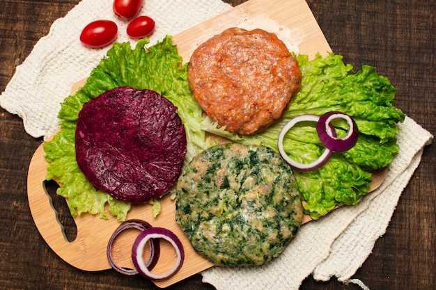 Как приготовить Салат “Бургер в тарелке” с запеченным картофелем, помидорами, огурцами, салатом и соусом.