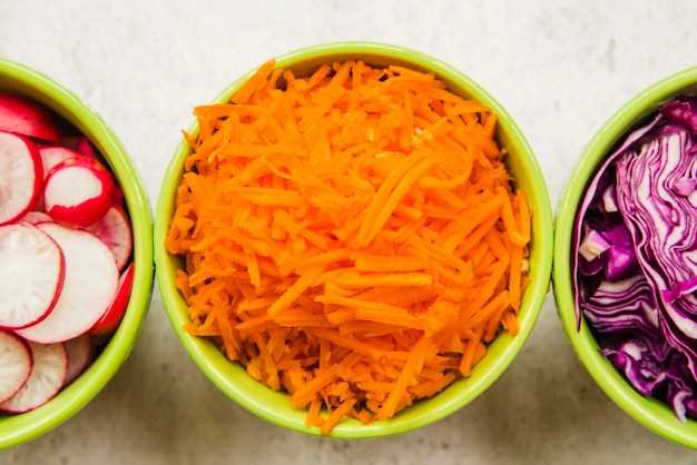 Как приготовить Салат “Морковь по-корейски” с маринованной морковью, чесноком, кунжутом и красным перцем.