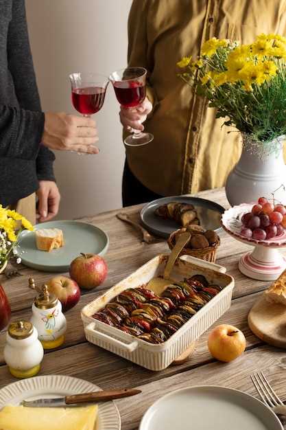 Как приготовить Салат “Осенний праздник” с грушами, горьким шоколадом, сыром горгонзола и виноградным уксусом.