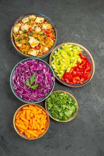Как приготовить Салат "Цветной летний" с капустой, цветной капустой, морковью, зеленым горошком и кунжутом.