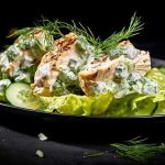 Как приготовить Греческий салат с огурцами, помидорами, маслинами, фетой и оливковым маслом.